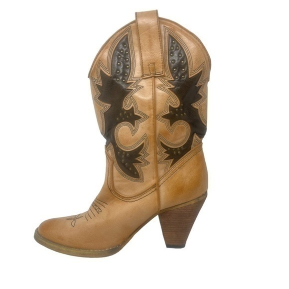 Very Volatile Boots - Picture 4 of 11